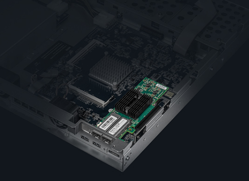 RS818RP+ com slot PCIe para expansão de funcionalidades
